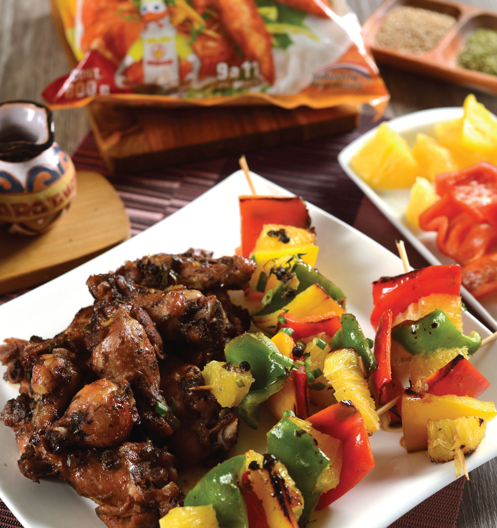 Alitas de pollo al jengibre con pinchos de locote y naranja