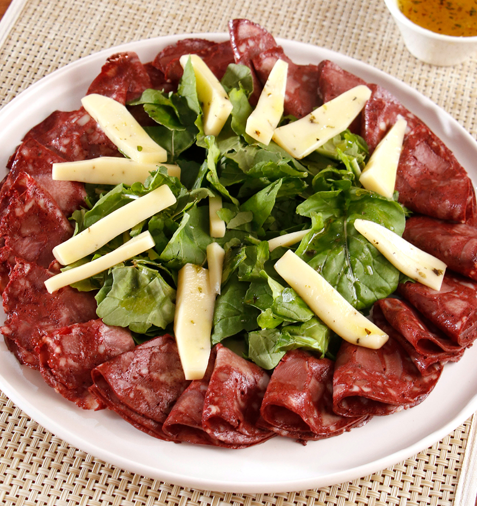 Carpaccio de morcillón con rúcula y vinagreta 