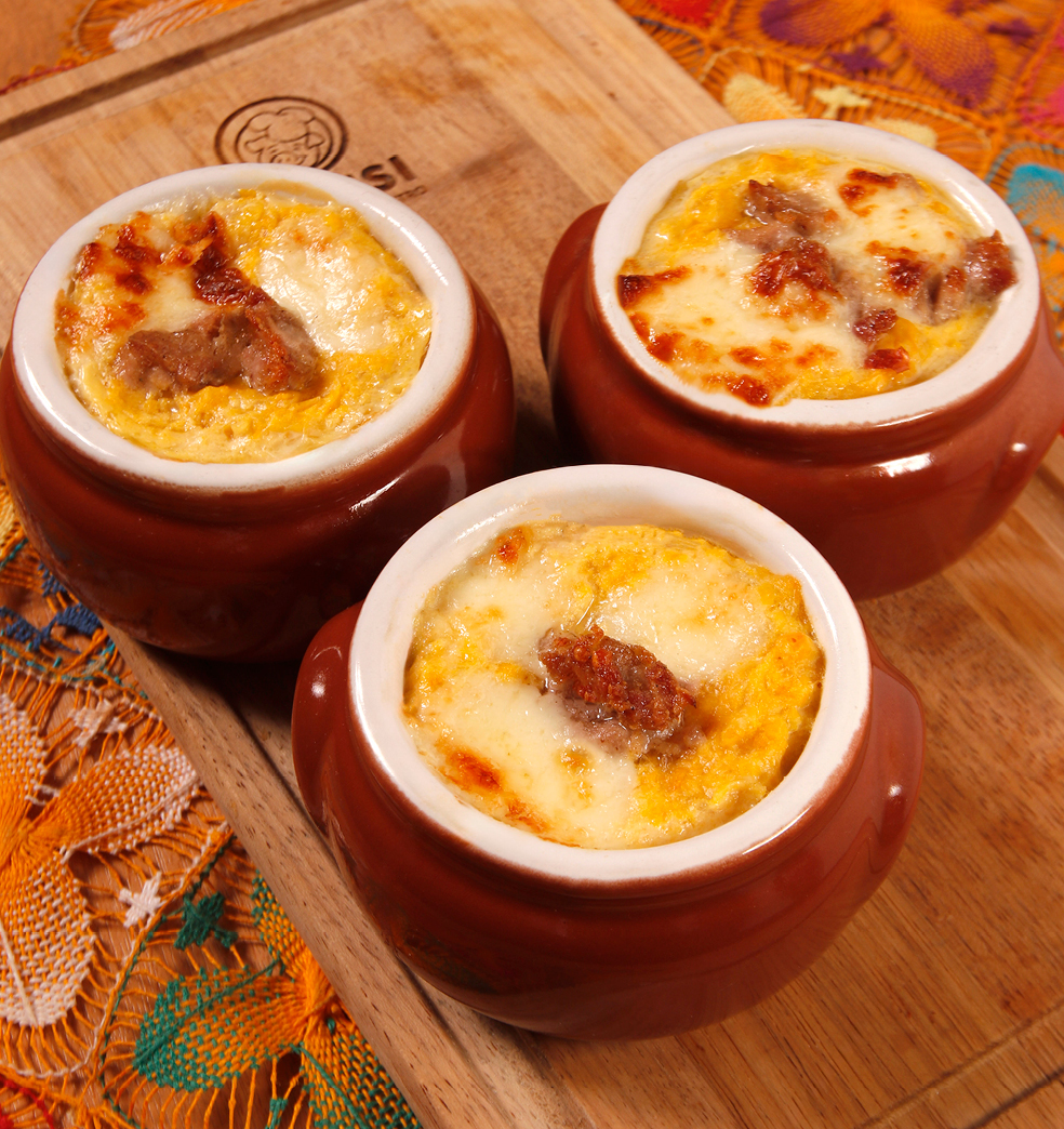 Chipa guasu con relleno de butifarra
