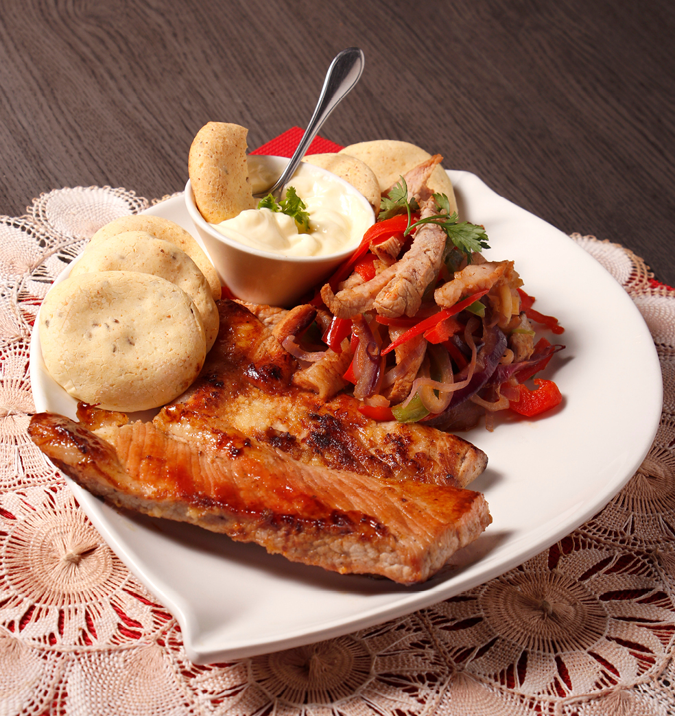 Churrasco condimentado con crocante de chipa 