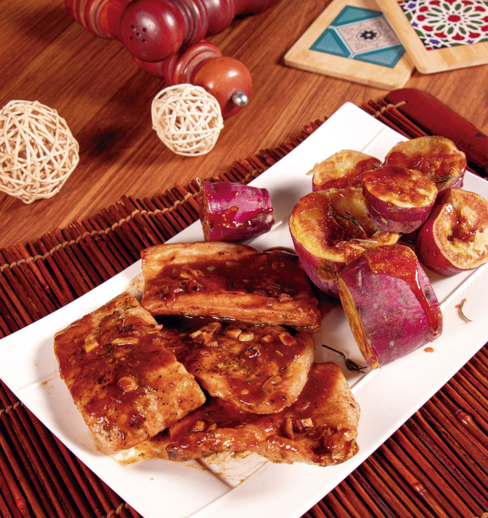 Churrasco de cerdo laqueado con batatas rotas