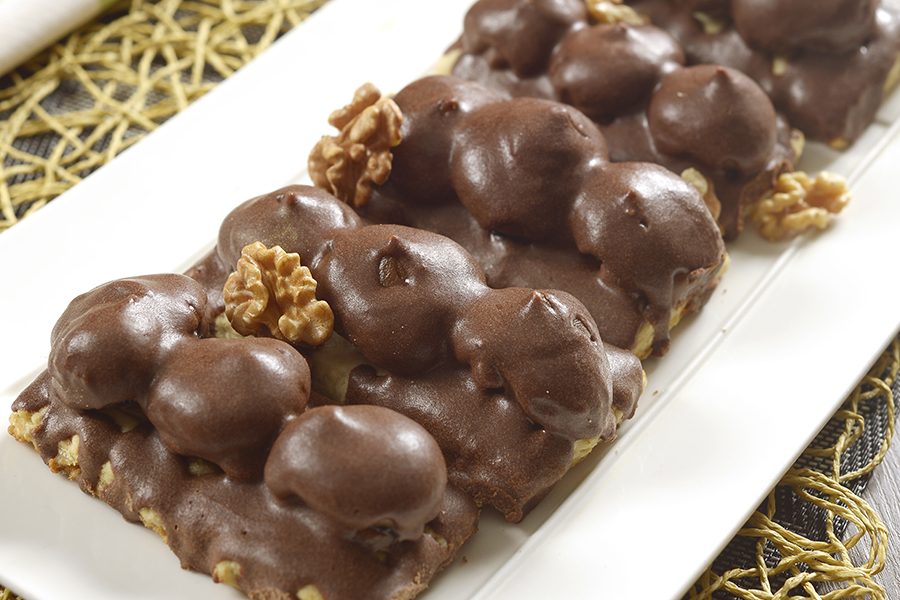 Copitos de dulce de leche, nueces y ciruelas