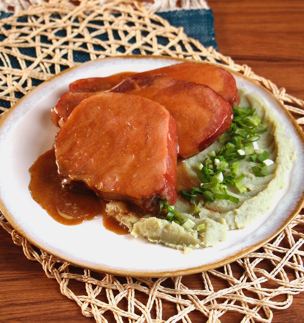 Costeletas glaseadas con puré de batata 