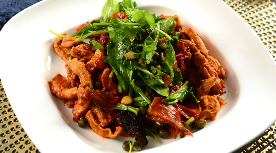 Ensalada de pollo marinado y tomate