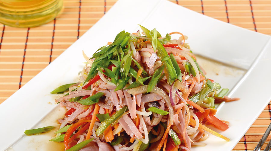 Ensalada tipo oriental con jamón, brotes y vegetales