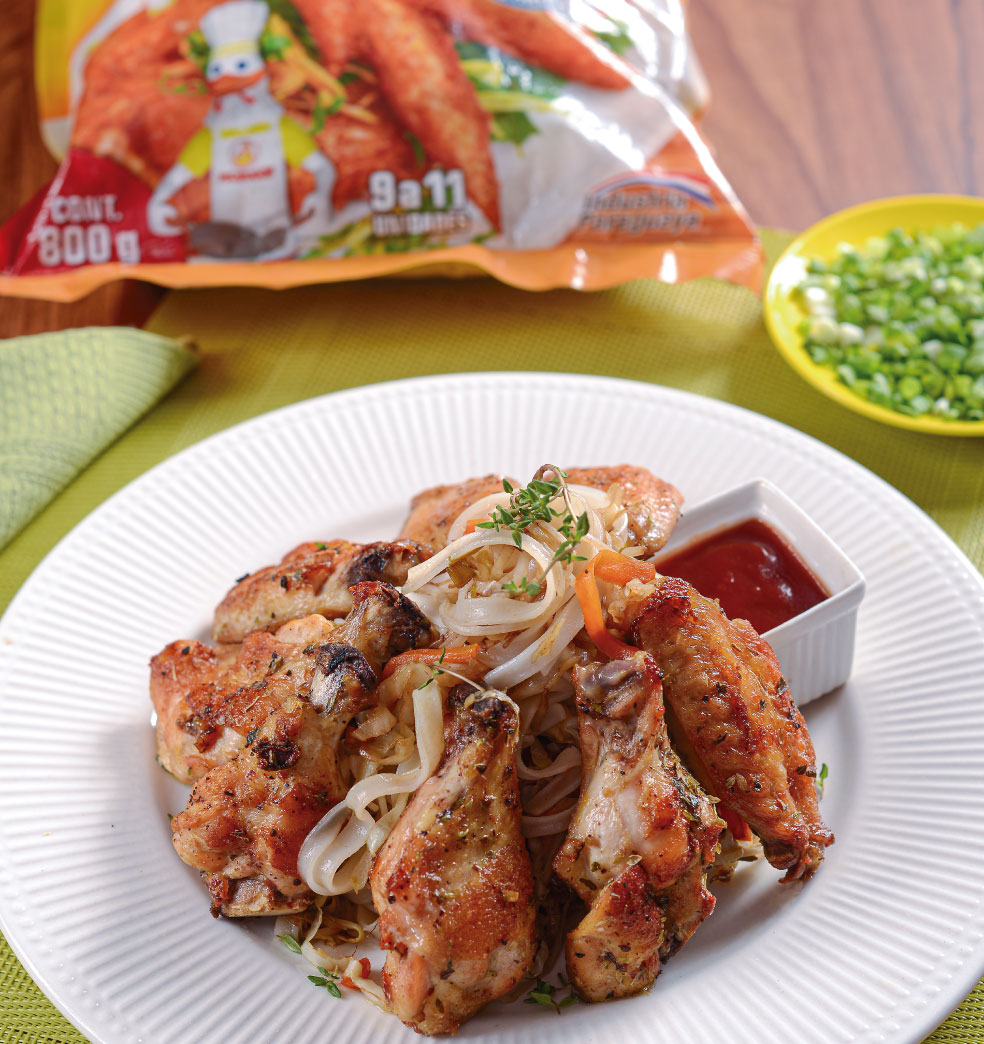 Muslitos de alas de pollo con fideos de arroz