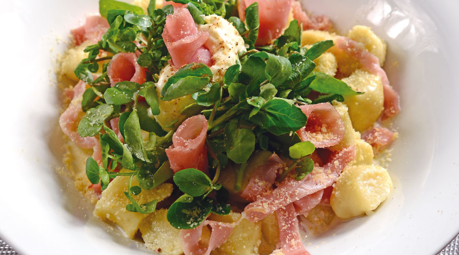 Ñoquis de batata con jamón crudo y berro