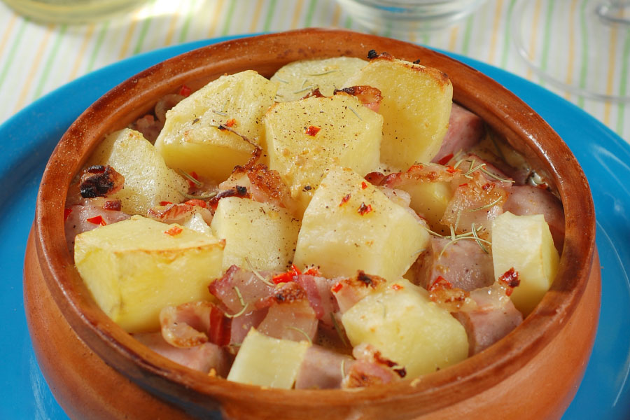 Papas lionesas con chorizos y panceta