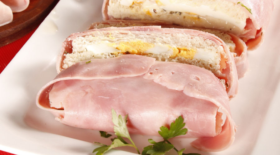 Pastel salado con jamón y pan de molde