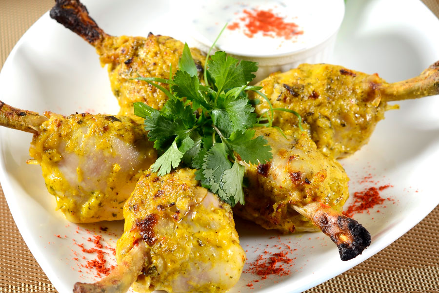 Pollo al estilo hindú con salsa de menta