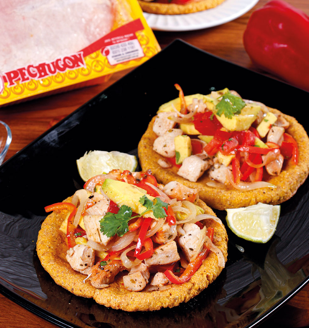 Sopes de pollo y guacamole