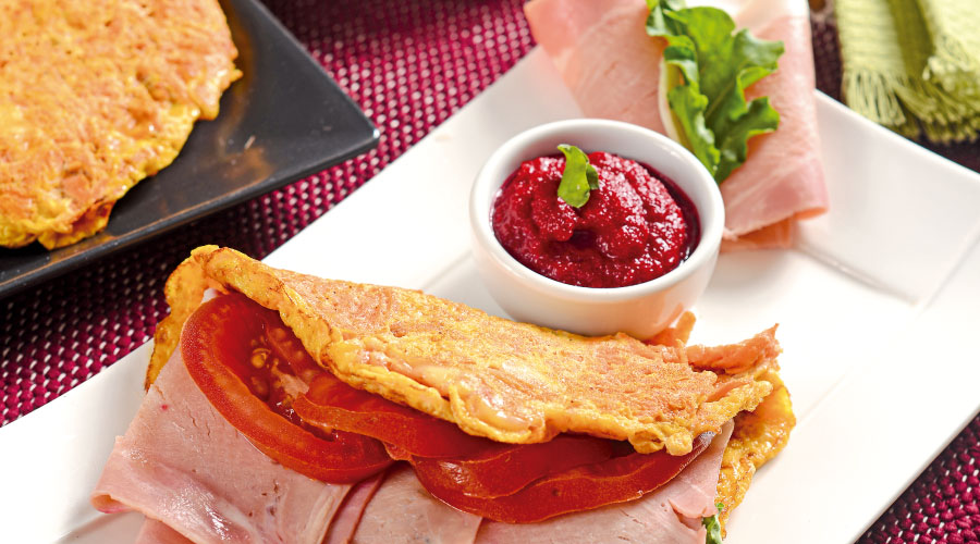 Tortillas rellenas de jamón y hummus de remolacha (4 personas)